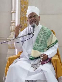 Aqaa Maulaa delivering bayaan before maghrib namaaz in Nooraani Masjid
